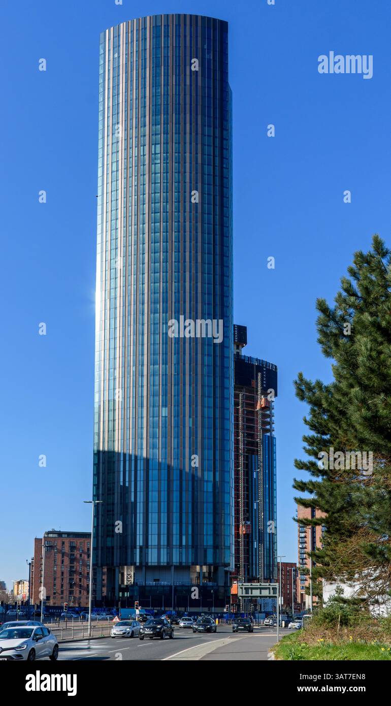 Il blocco di appartamenti Vista River Gardens, Trinity Island Development, Manchester, Inghilterra, Regno Unito dietro c'è la Torre D2 in costruzione. Foto Stock
