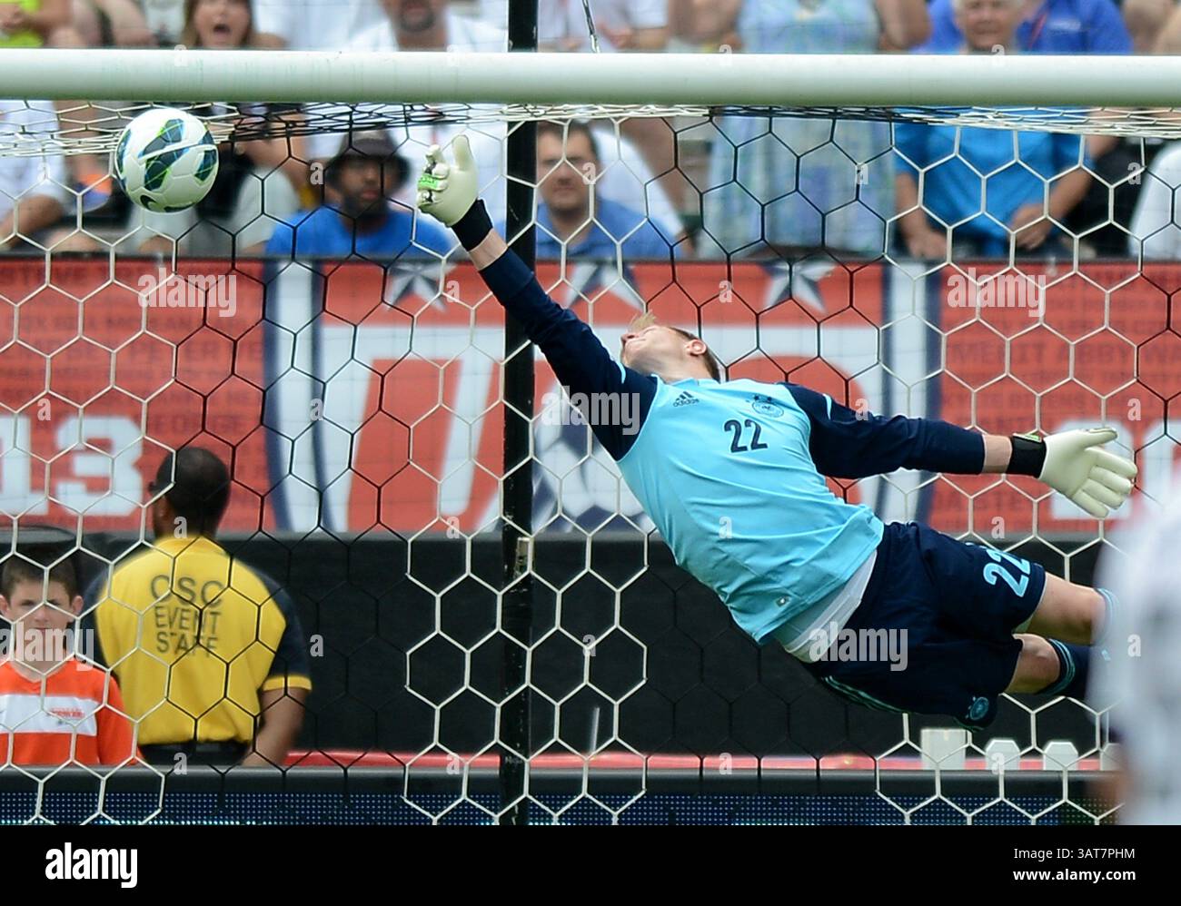 2 giugno 2013 - Washington, DC, USA - il portiere tedesco Marc-Andre ter Stegen (22) raggiunge ma non riesce a fermare un secondo gol dell'attaccante statunitense Clint Dempsey (8) nel secondo tempo di un'amichevole internazionale al RFK Stadium di Washington, D.C., domenica 2 giugno 2013. Gli Stati Uniti sconfissero la Germania per 4-3. (Immagine di credito: © Chuck Myers/MCT/ZUMAPRESS.com) Foto Stock