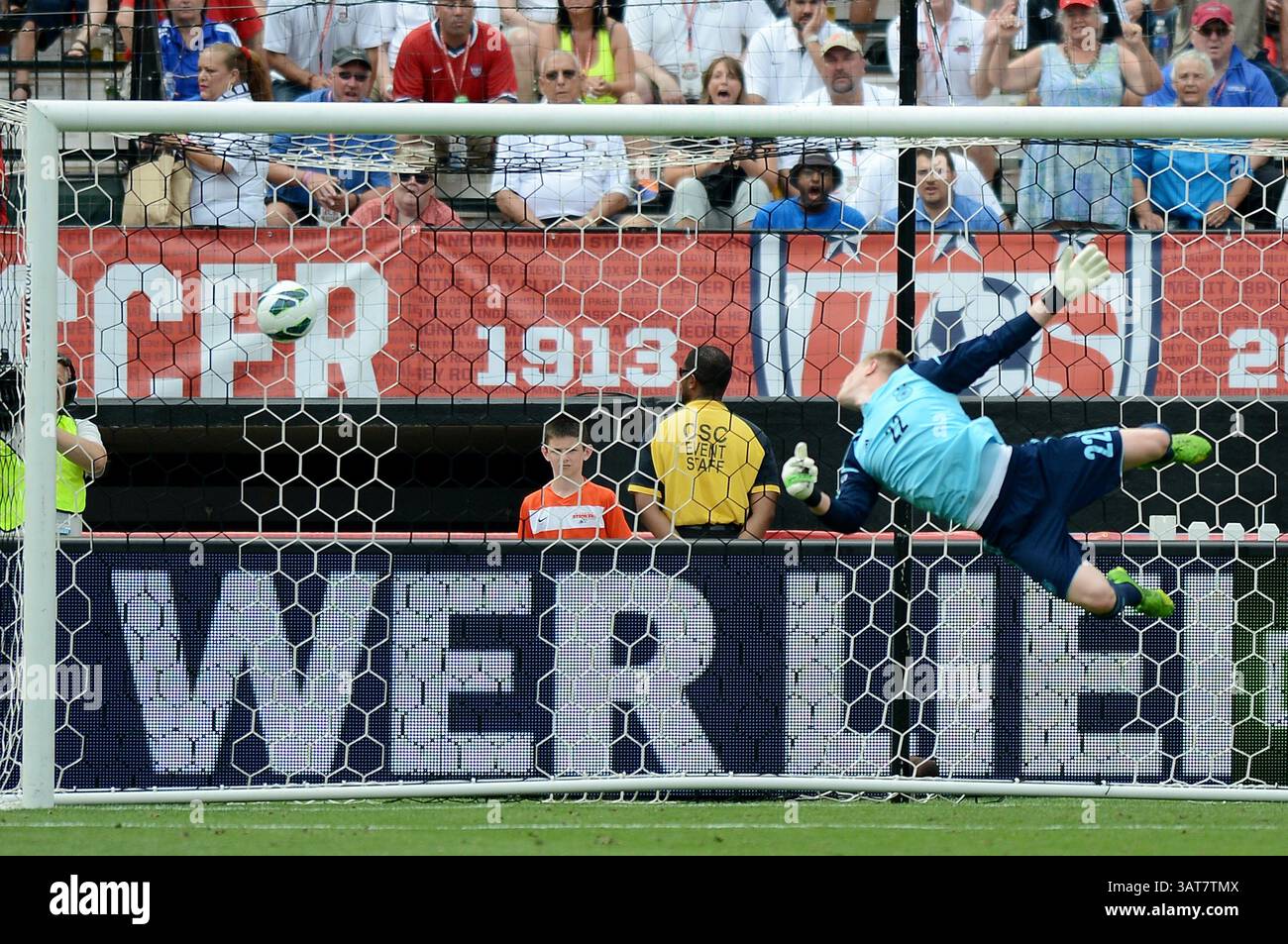 2 giugno 2013 - Washington, DC, USA - Un tiro dell'attaccante statunitense Clint Dempsey batte il portiere tedesco Marc-Andre ter Stegen (22) per un gol nel secondo tempo di un'amichevole internazionale al RFK Stadium di Washington, D.C., domenica 2 giugno 2013. Il gol fu il secondo del tempo di Dempsey, quando gli Stati Uniti sconfissero la Germania per 4-3. (Immagine di credito: © Chuck Myers/MCT/ZUMAPRESS.com) Foto Stock