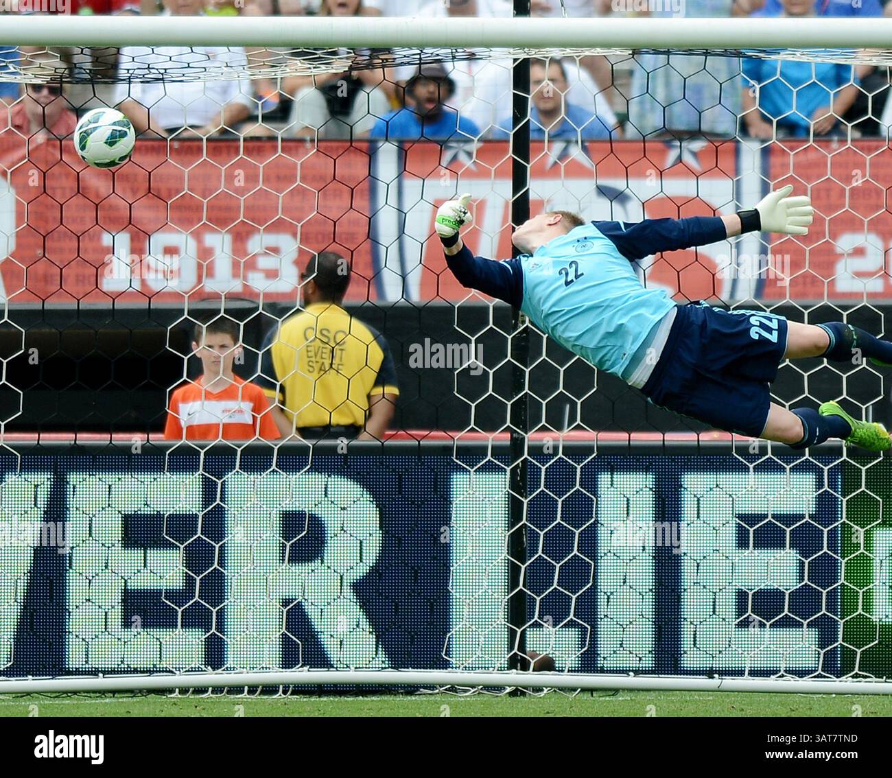 2 giugno 2013 - Washington, DC, USA - il portiere tedesco Marc-Andre ter Stegen (22) raggiunge ma non riesce a fermare un secondo gol dell'attaccante statunitense Clint Dempsey (8) nel secondo tempo di un'amichevole internazionale al RFK Stadium di Washington, D.C., domenica 2 giugno 2013. Gli Stati Uniti sconfissero la Germania per 4-3. (Immagine di credito: © Chuck Myers/MCT/ZUMAPRESS.com) Foto Stock