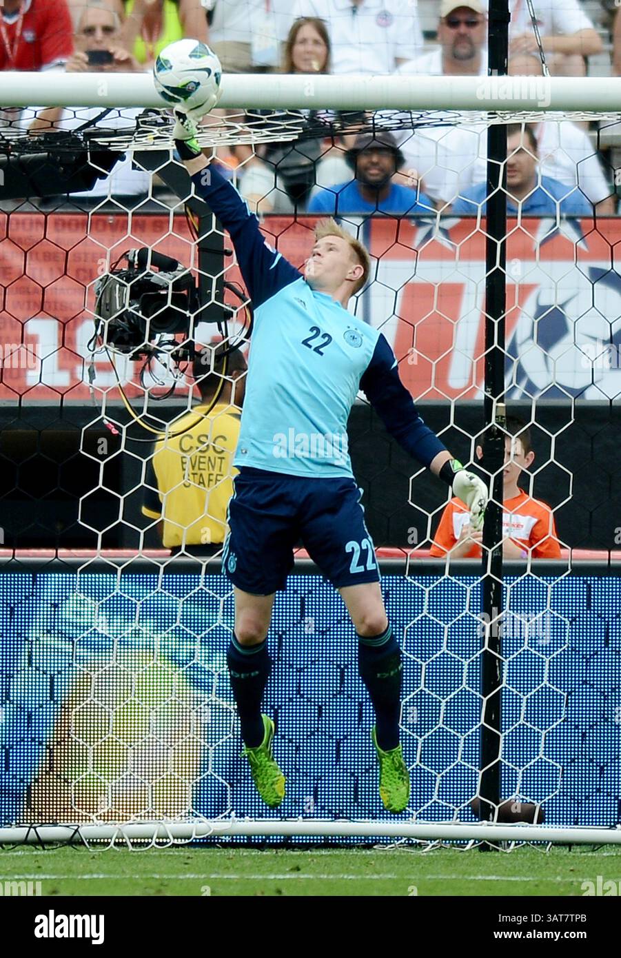 2 giugno 2013 - Washington, DC, USA - il portiere tedesco Marc-Andre ter Stegen (22) punta un tiro degli Stati Uniti sul gol nel secondo tempo di un'amichevole internazionale allo stadio RFK di Washington, D.C., domenica 2 giugno 2013. Gli Stati Uniti sconfissero la Germania, 4-3. (Immagine di credito: © Chuck Myers/MCT/ZUMAPRESS.com) Foto Stock