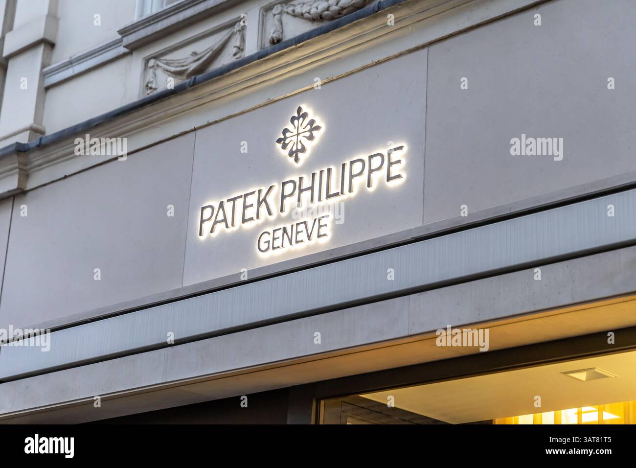 Londra, Regno Unito - 19 settembre 2024: Raffinato esterno Patek Philippe con segnatempo premium vicino al quartiere Mayfair. Foto Stock