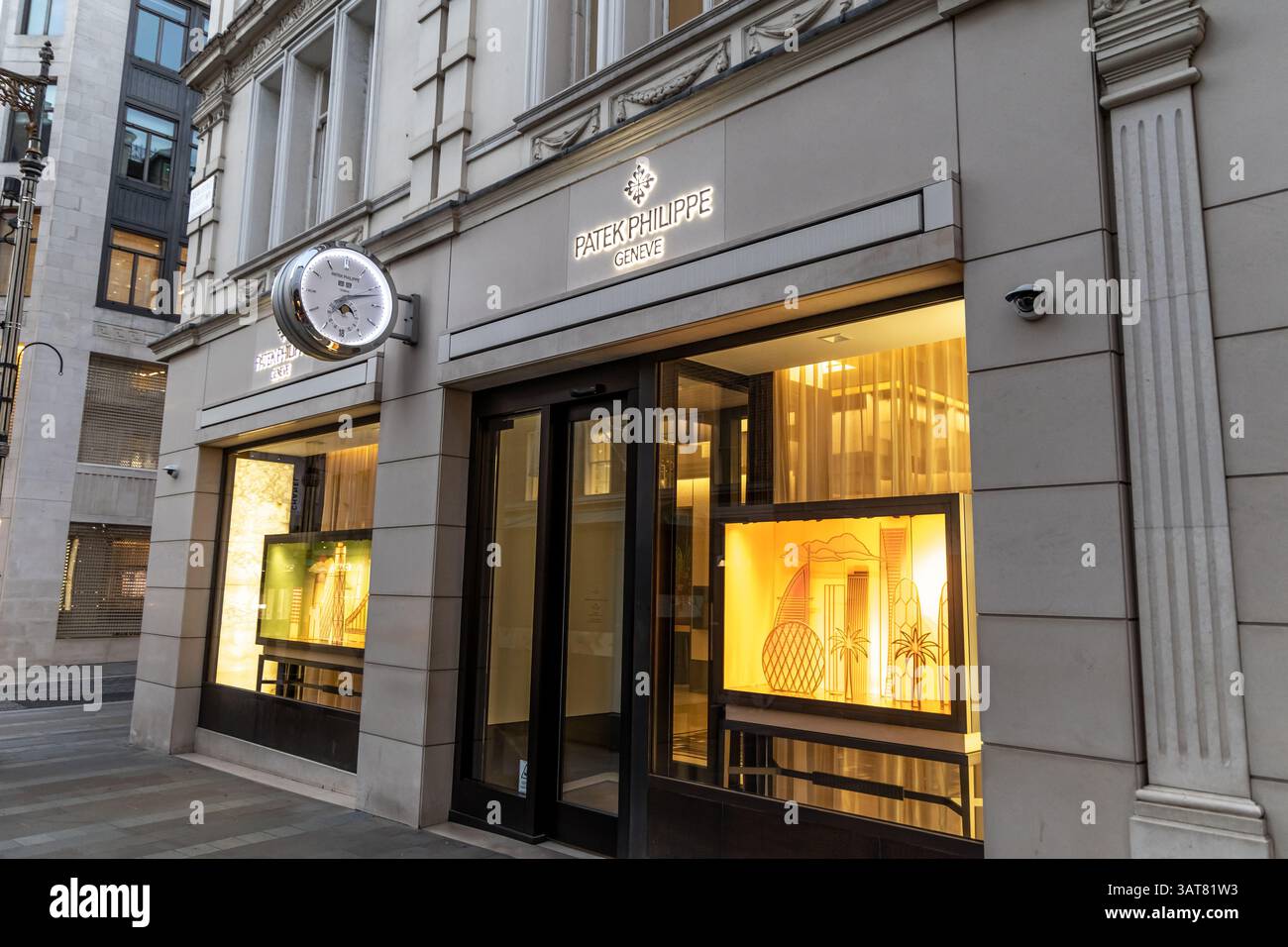 Londra, Regno Unito - 19 settembre 2024: Boutique Patek Philippe su New Bond Street elegante insegna dell'orologio e vetrine luminose. Foto Stock