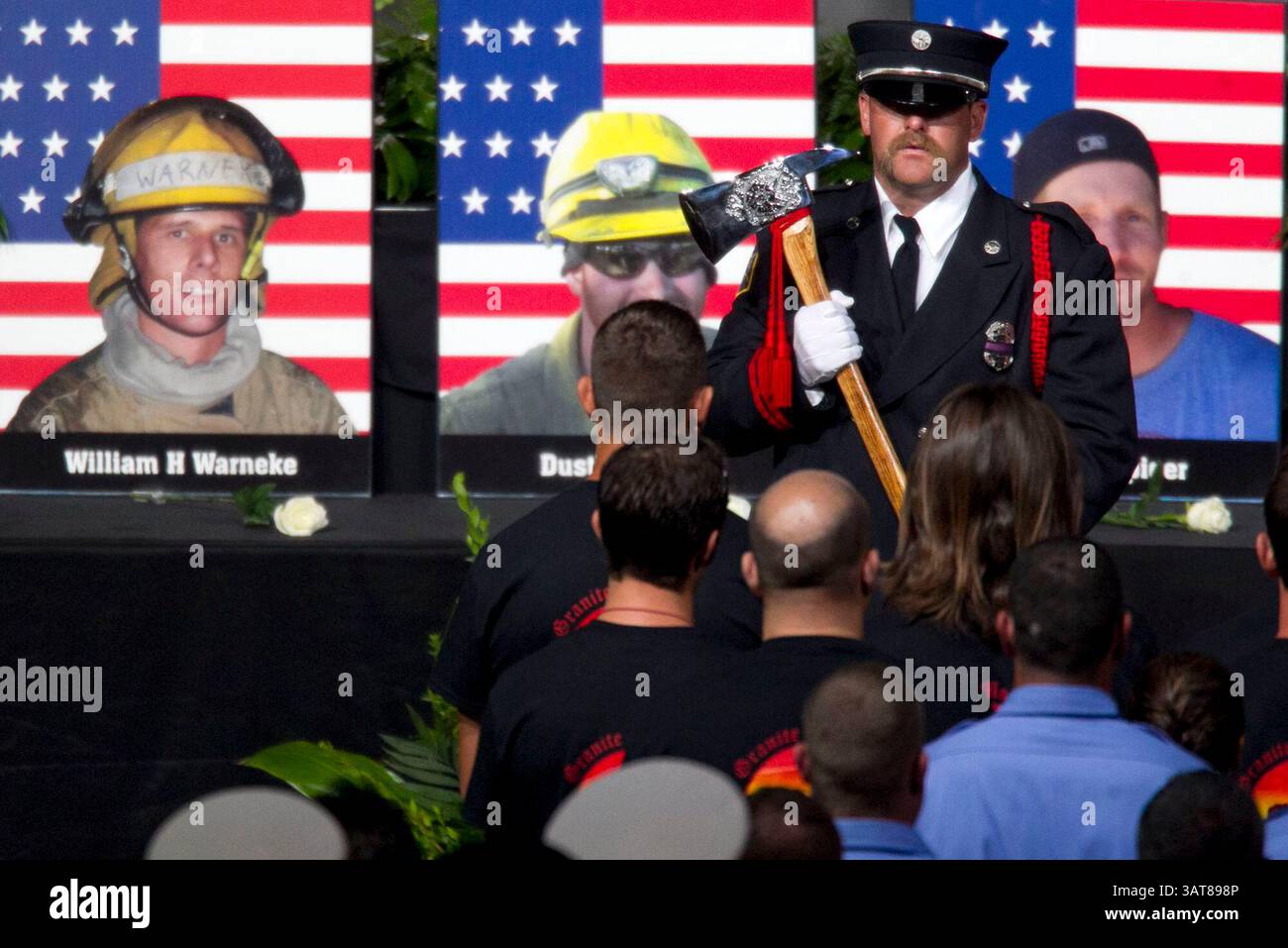 9 luglio 2013 - Prescott Valley, Arizona, Stati Uniti - Un vigile del fuoco tiene un'ascia durante il processionale del servizio commemorativo "Our Fallen Brothers" presso il Tim's Toyota Center. Dignitari, funzionari, familiari e vigili del fuoco di tutto il paese hanno partecipato al servizio commemorativo per i 19 vigili del fuoco di Granite Mountain uccisi il 30 giugno, combattendo l'incendio di Yarnell Hill fuori Yarnell, Ariz. (Immagine di credito: © David Wallace-POOL/The Arizona Republic/ZUMAPRESS.com) Foto Stock