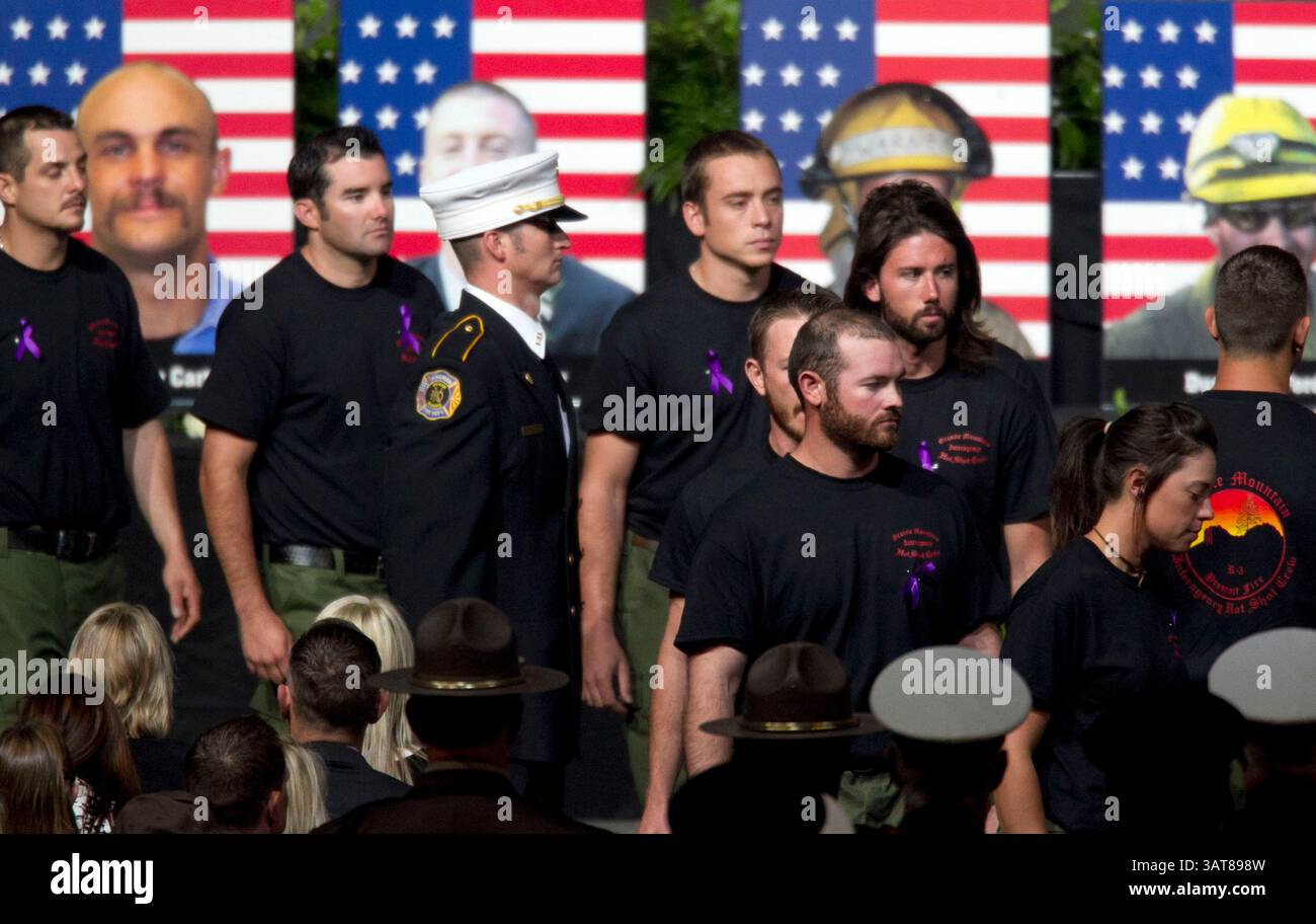 9 luglio 2013 - Prescott Valley, Arizona, Stati Uniti - gli alunni dei Granite Mountain Hotshots prendono posto all'inizio del servizio commemorativo "Our Fallen Brothers" al Tim's Toyota Center. Dignitari, funzionari, familiari e vigili del fuoco di tutto il paese hanno partecipato al servizio commemorativo per i 19 vigili del fuoco di Granite Mountain uccisi il 30 giugno, combattendo l'incendio di Yarnell Hill fuori Yarnell, Ariz. (Immagine di credito: © David Wallace-POOL/The Arizona Republic/ZUMAPRESS.com) Foto Stock