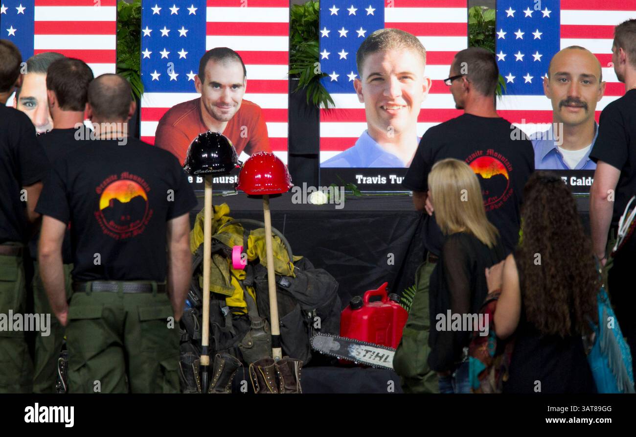 9 luglio 2013 - Prescott Valley, Arizona, Stati Uniti - gli alunni dei Granite Mountain Hotshots conversano davanti al palco che mostra le fotografie dei 19 vigili del fuoco caduti prima del servizio commemorativo "nostro fratello caduto" al Tim's Toyota Center a Prescott Valley. Il servizio commemorativo onorò i 19 vigili del fuoco uccisi combattendo l'incendio di Yarnell Hill. (Immagine di credito: © David Wallace-POOL/The Arizona Republic/ZUMAPRESS.com) Foto Stock