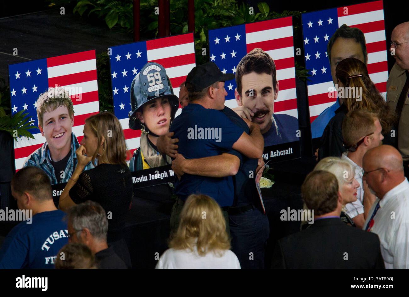 9 luglio 2013 - Prescott Valley, Arizona, Stati Uniti - foto di alcuni dei 19 vigili del fuoco caduti allineano la parte anteriore del palco prima di un servizio commemorativo al Tim's Toyota Center a Prescott Valley, Ariz. 19 membri dell'equipaggio di Granite Mountain Hotshot morirono combattendo l'incendio di Yarnell Hills, a circa 40 miglia a sud-ovest di Prescott, Ariz., giugno 30. (Immagine di credito: © Michael Chow-POOL/The Arizona Republic/ZUMAPRESS.com) Foto Stock
