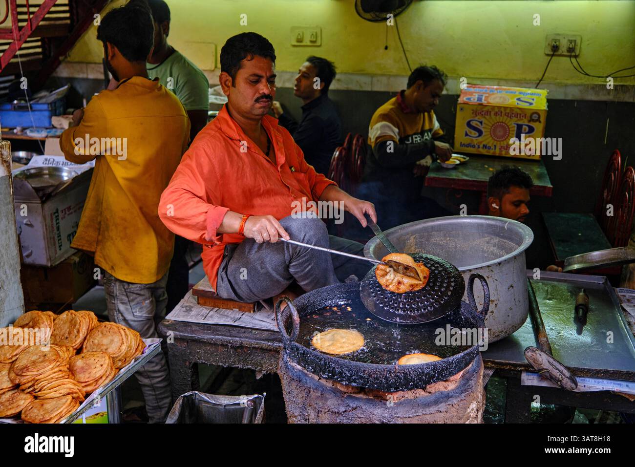 India, Rajasthan, Jaipur, patrimonio dell'umanità dell'UNESCO, bazar, cibo di strada, paratha Foto Stock