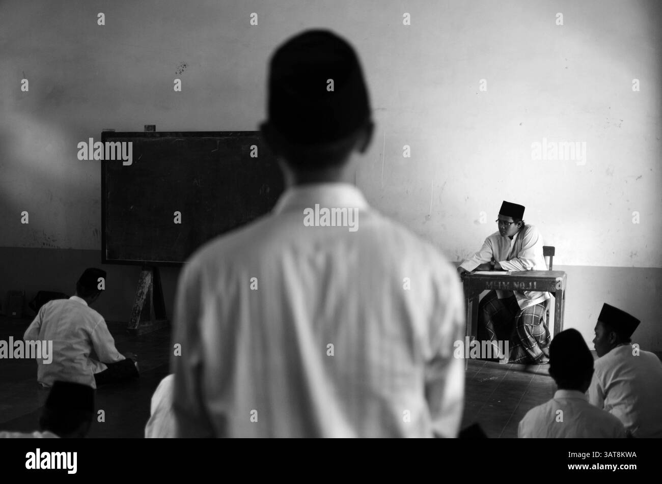 30 gennaio 2013 - Kediri, Giava orientale, Indonesia - un certo numero di studenti sostengono l'esame nel collegio islamico di Lirboyo. "Pesantren" è un termine che indica il collegio islamico. (Immagine di credito: © Arief Priyono/zReportage via ZUMA) Foto Stock