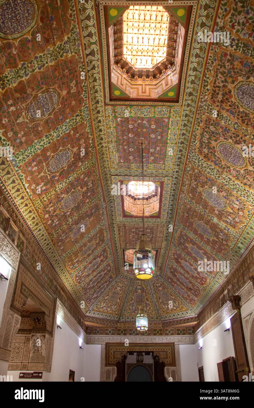 Soffitto decorato nel Palazzo Bahia, un palazzo della metà e della fine del XIX secolo a Marrakech, in Marocco. Africa Foto Stock