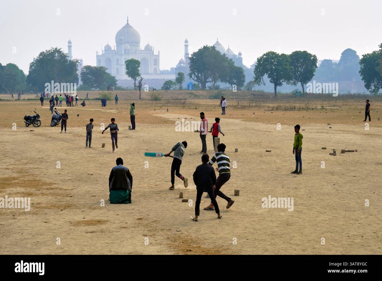 India, stato dell'Uttar Pradesh, Agra, ragazzi che giocano a cricket di fronte al Taj Mahal Foto Stock