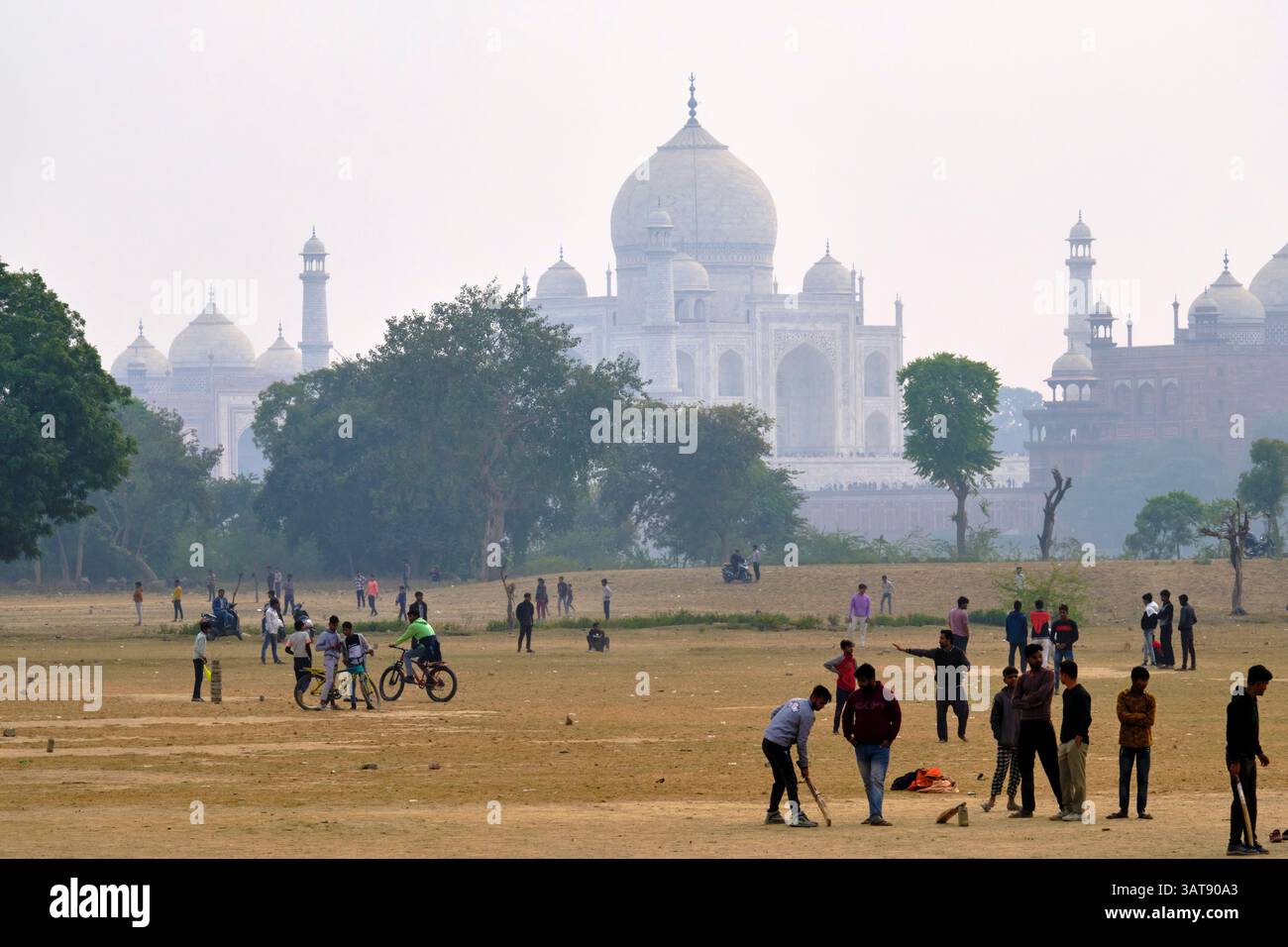 India, stato dell'Uttar Pradesh, Agra, ragazzi che giocano a cricket di fronte al Taj Mahal Foto Stock