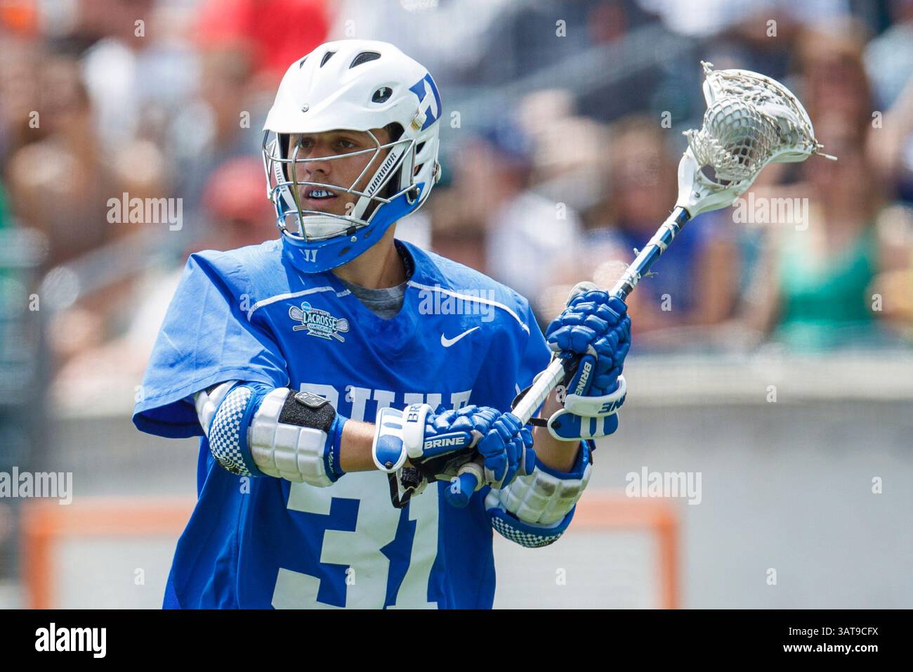 27 maggio 2013: Duke Blue Devils attaccano Jordan Wolf (31) in azione con il pallone durante il match di Lacrosse NCAA Division i Championship tra Duke Blue Devils e Syracuse Orange al Lincoln Financial Field di Philadelphia, Pennsylvania. (Immagine di credito: © Chris Szagola/Cal Sport Media/ZUMAPRESS.com) Foto Stock