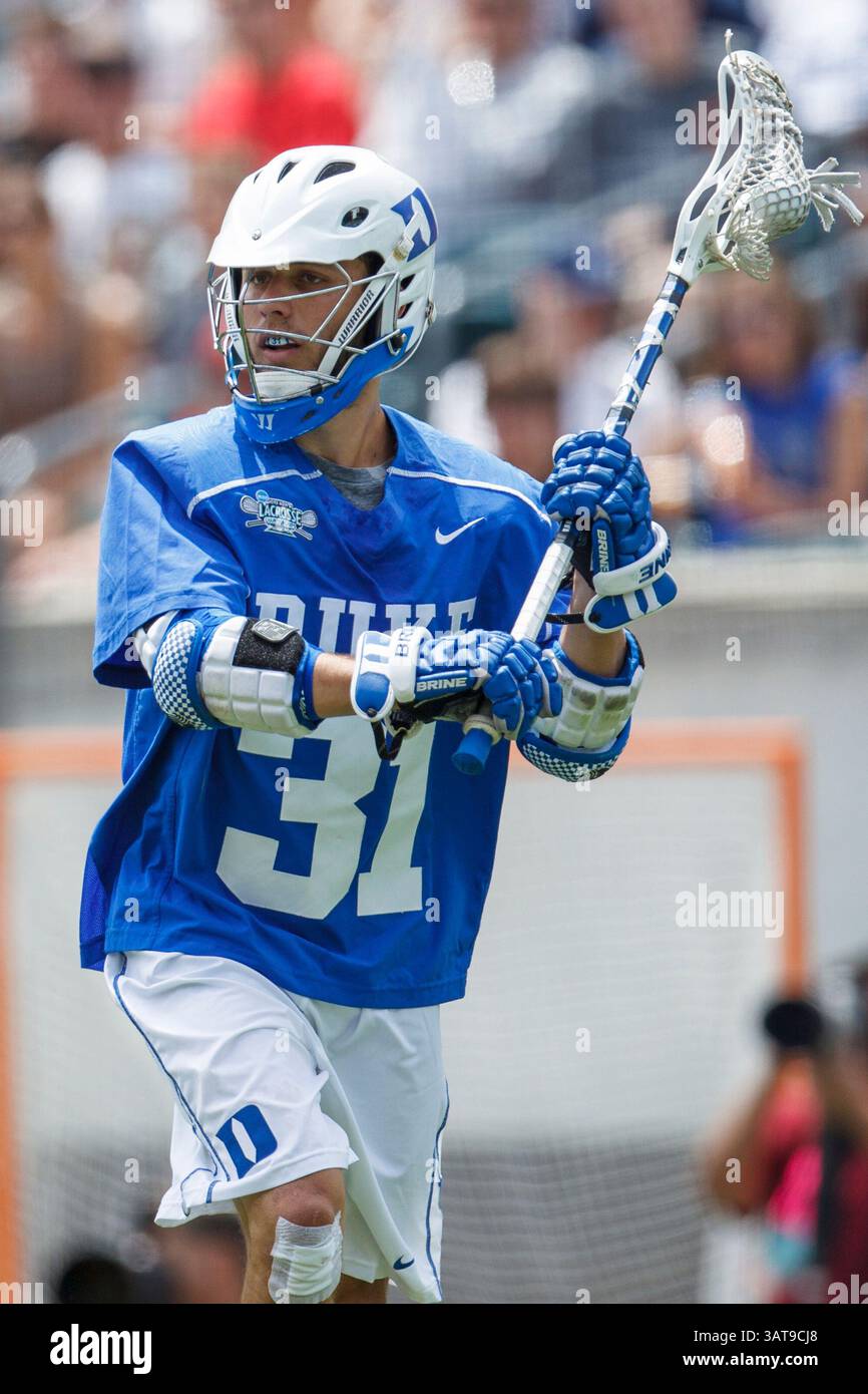 27 maggio 2013: Duke Blue Devils attaccano Jordan Wolf (31) in azione con il pallone durante il match di Lacrosse NCAA Division i Championship tra Duke Blue Devils e Syracuse Orange al Lincoln Financial Field di Philadelphia, Pennsylvania. I Duke Blue Devils batterono i Syracuse Orange, 16-10, vincendo il campionato NCAA Division i Lacrosse. (Immagine di credito: © Chris Szagola/Cal Sport Media/ZUMAPRESS.com) Foto Stock