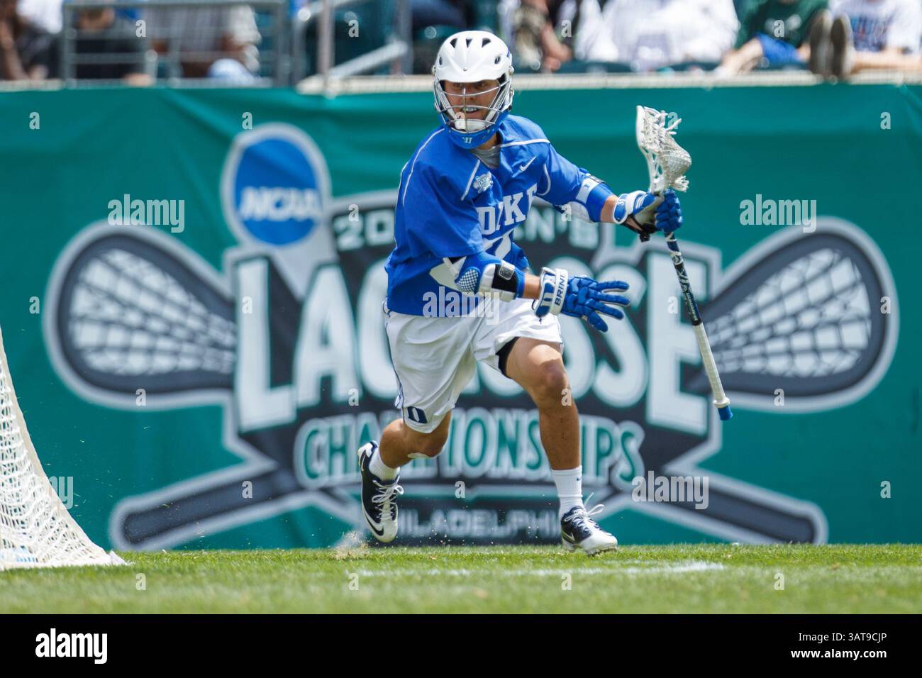 27 maggio 2013: Duke Blue Devils attaccano Jordan Wolf (31) in azione con il pallone durante il match di Lacrosse NCAA Division i Championship tra Duke Blue Devils e Syracuse Orange al Lincoln Financial Field di Philadelphia, Pennsylvania. I Duke Blue Devils batterono i Syracuse Orange, 16-10, vincendo il campionato NCAA Division i Lacrosse. (Immagine di credito: © Chris Szagola/Cal Sport Media/ZUMAPRESS.com) Foto Stock