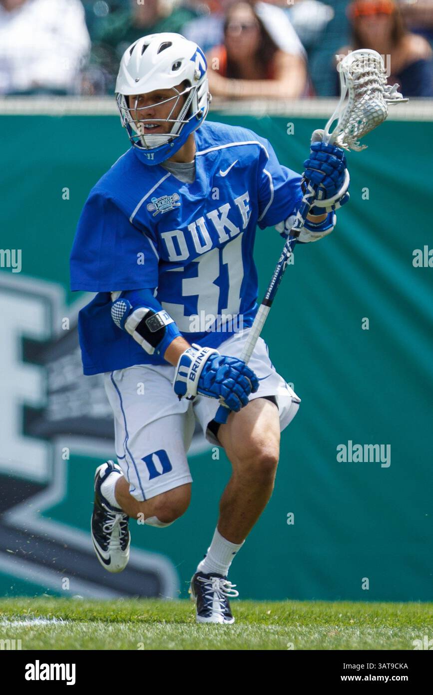 27 maggio 2013: Duke Blue Devils attaccano Jordan Wolf (31) in azione con il pallone durante il match di Lacrosse NCAA Division i Championship tra Duke Blue Devils e Syracuse Orange al Lincoln Financial Field di Philadelphia, Pennsylvania. (Immagine di credito: © Chris Szagola/Cal Sport Media/ZUMAPRESS.com) Foto Stock