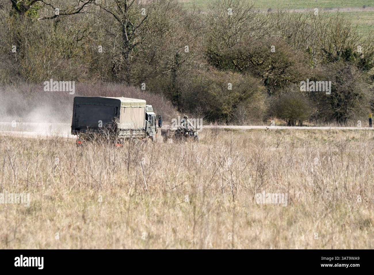 Camion multiuso dell'esercito britannico che si muove lungo una pista sterrata in campagna Foto Stock