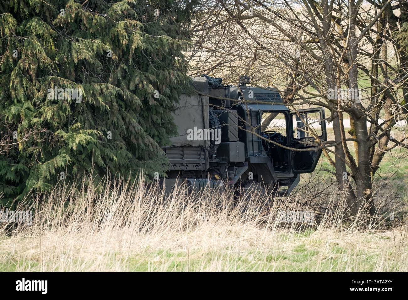 Camion multiuso SV 4x4 dell'esercito britannico che utilizza la copertura forestale in campagna Foto Stock
