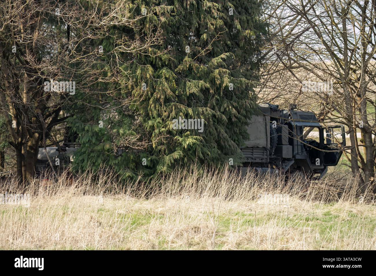 Camion multiuso SV 4x4 dell'esercito britannico che utilizza la copertura forestale in campagna Foto Stock