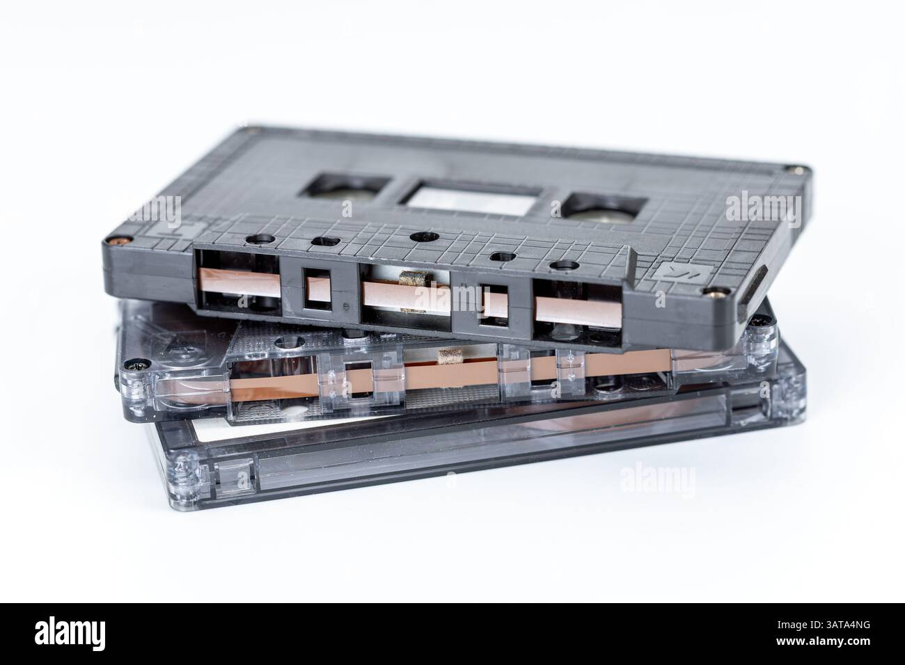 Audio retrò: Una pila di cassette d'epoca, reliquie di un'epoca passata, impilate l'una sull'altra, mostrando i loro intricati design meccanici. Foto Stock