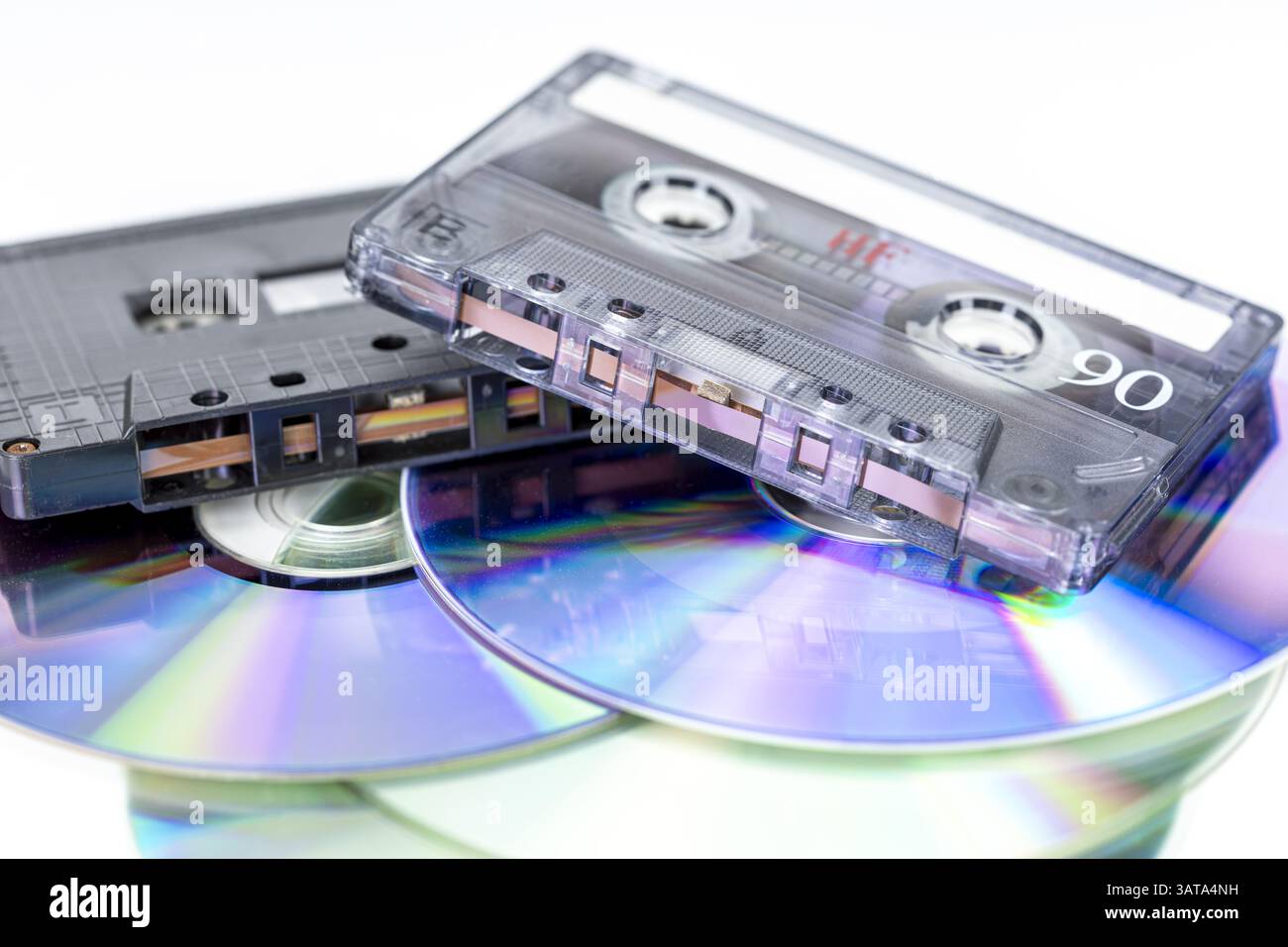 Suoni retrò del tempo: Una raccolta nostalgica di cassette audio e compact disc, un vivido ricordo dell'evoluzione musicale. Foto Stock