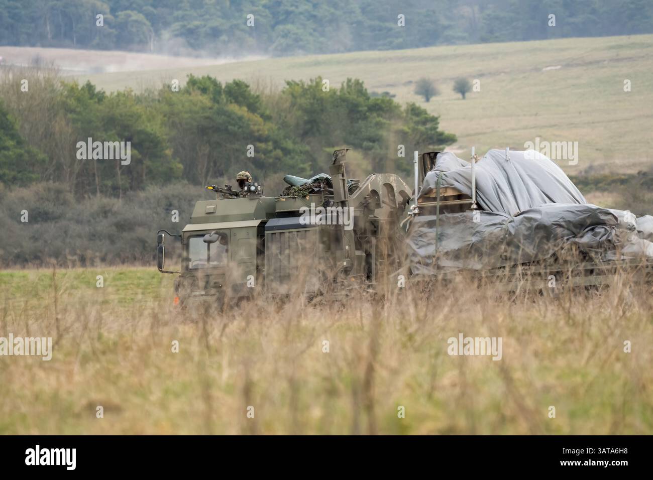 Esercito britannico MAN SV HX 8x8 camion logistico a otto ruote che trasporta rifornimenti attraverso la campagna Foto Stock