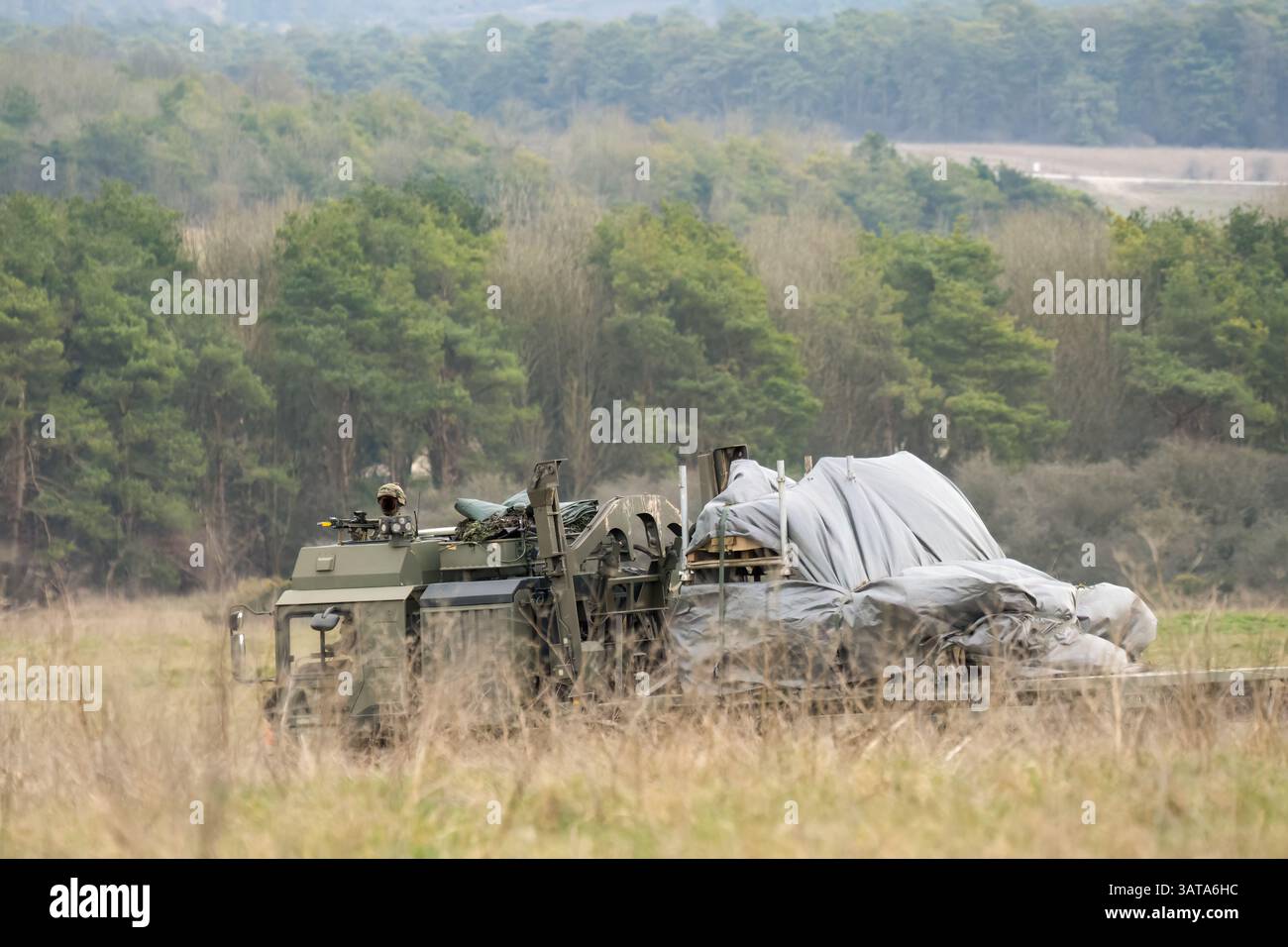Esercito britannico MAN SV HX 8x8 camion logistico a otto ruote che trasporta rifornimenti attraverso la campagna Foto Stock