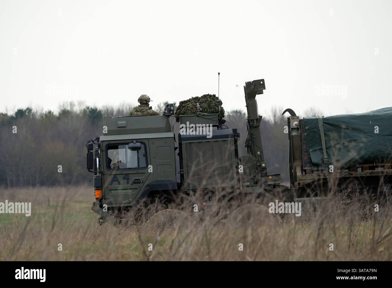 Esercito britannico MAN SV HX 8x8 camion logistico a otto ruote che trasporta rifornimenti attraverso la campagna Foto Stock