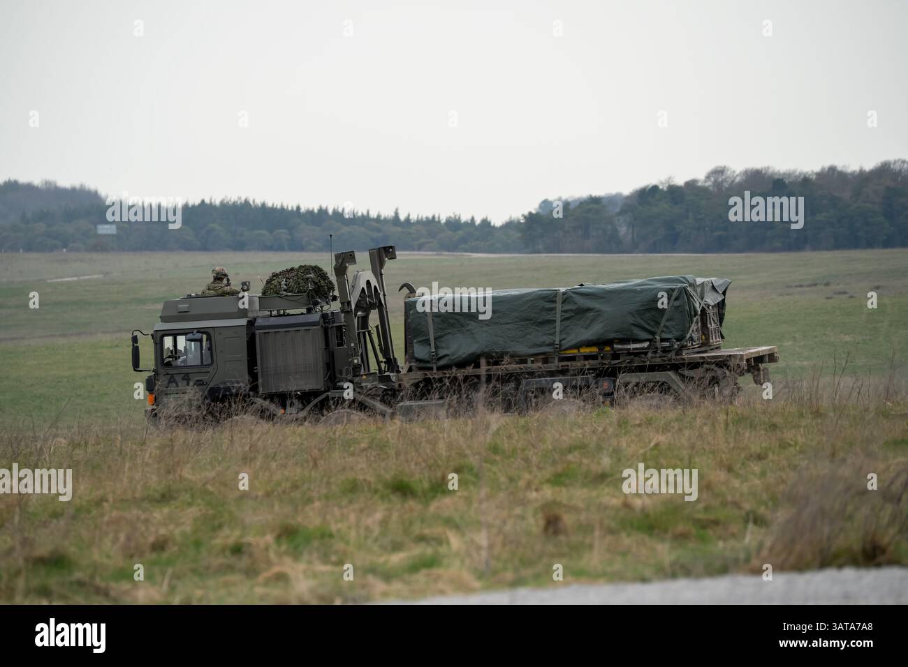 Esercito britannico MAN SV HX 8x8 camion logistico a otto ruote che trasporta rifornimenti attraverso la campagna Foto Stock