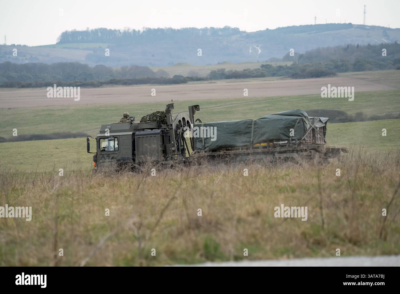 Esercito britannico MAN SV HX 8x8 camion logistico a otto ruote che trasporta rifornimenti attraverso la campagna Foto Stock