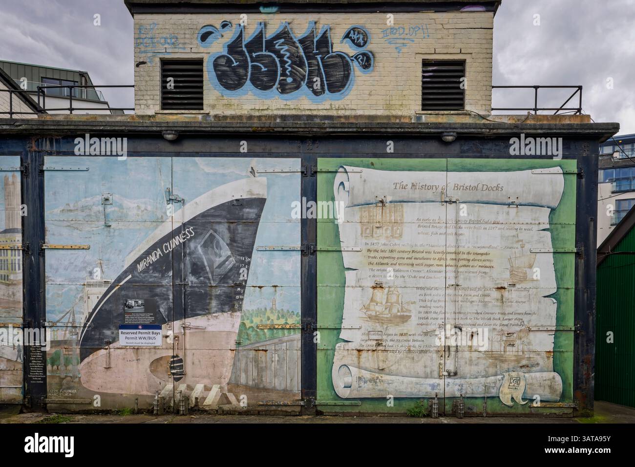 Immagine della nave Miranda Guiness e della storia dei moli di Bristol dipinta su grandi porte di metallo a bordo della banchina di Bristol, Regno Unito, il 17 aprile 2025 Foto Stock