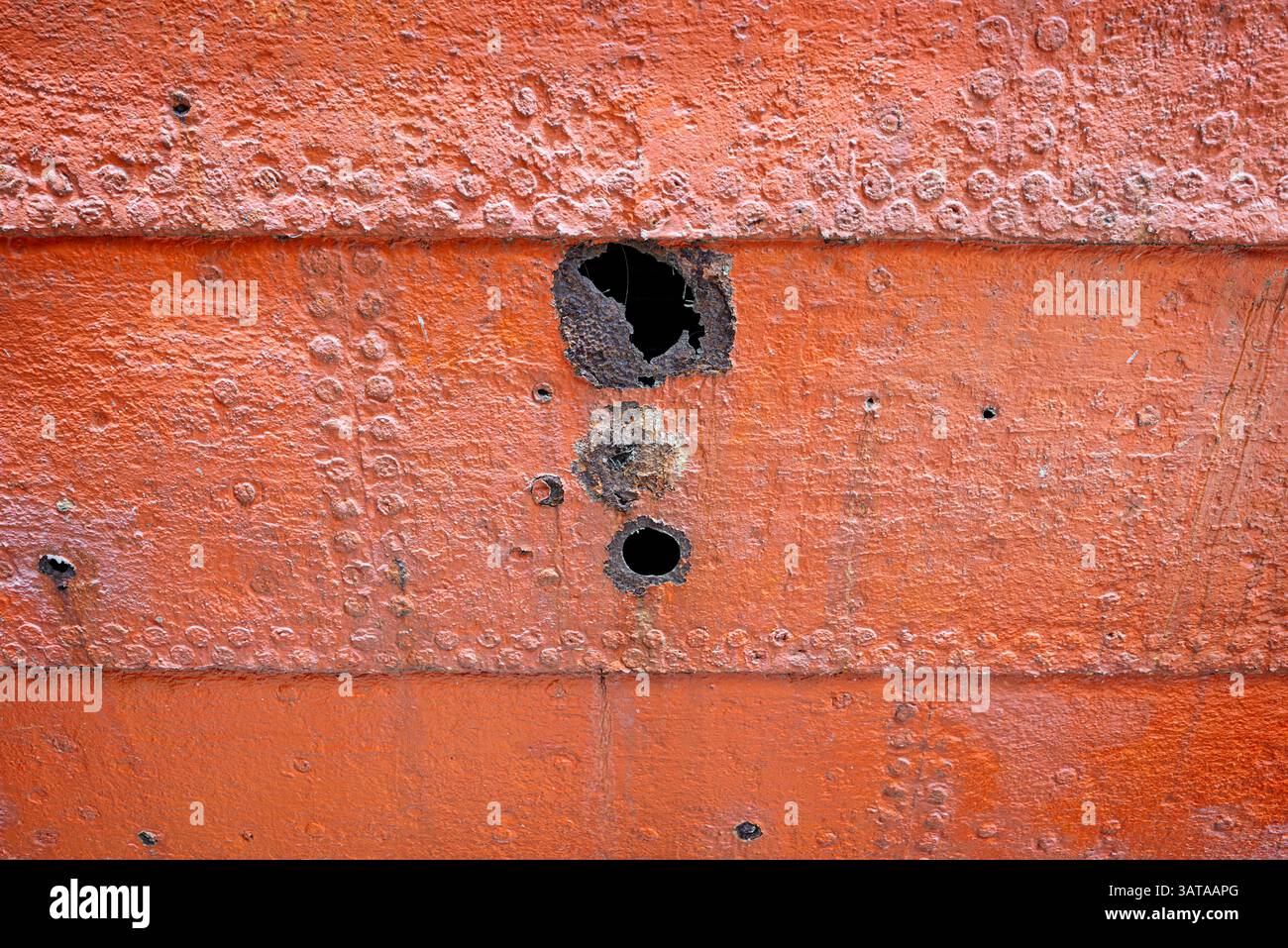 Primo piano di una piccola sezione dello scafo metallico della SS Great Britain con fori arrugginiti da sotto la linea d'acqua presso il museo SS Great Britain di BR Foto Stock