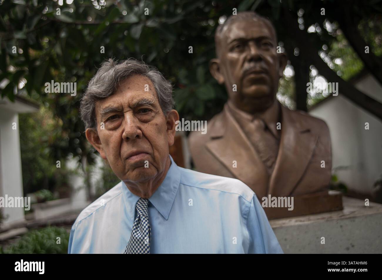 7 agosto 2013 - città del Messico, Messico - il politico messicano CUAUHTEMOC CARDENAS SOLORZANO, fondatore del Partito della Rivoluzione Democratica (PRD) accanto alla statua di suo padre il generale Lazaro Cardenas del Rio, presidente del Messico dal 1934 al 1940 e evidenziato dalla nazionalizzazione delle risorse del sottosuolo, in particolare del petrolio. (Immagine di credito: © Raul Ibanez/ZUMA Wire) Foto Stock