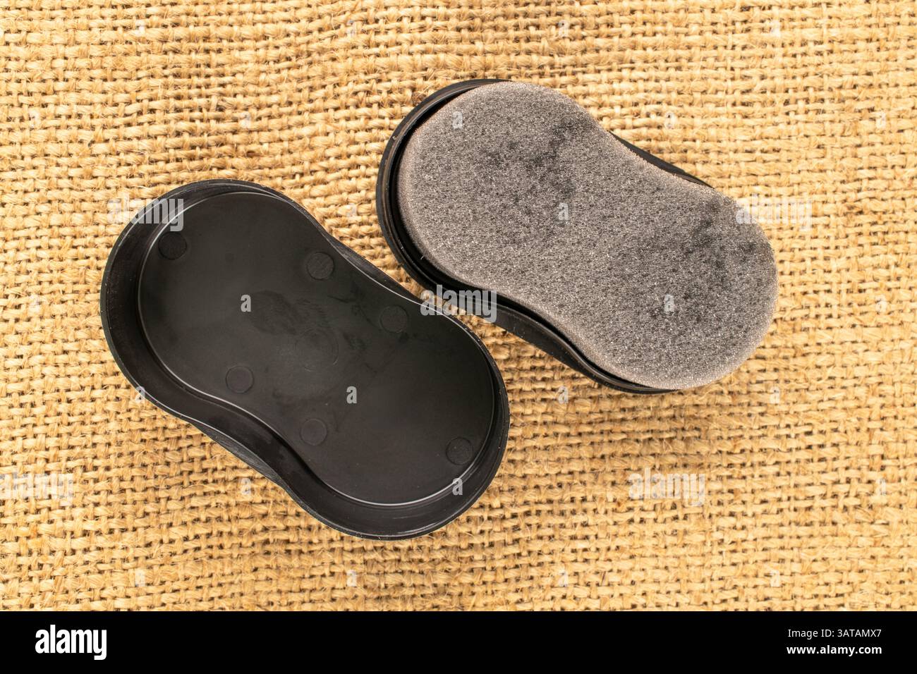 Spugna per pulizia cassoni su un panno di iuta, vista dall'alto. Foto Stock