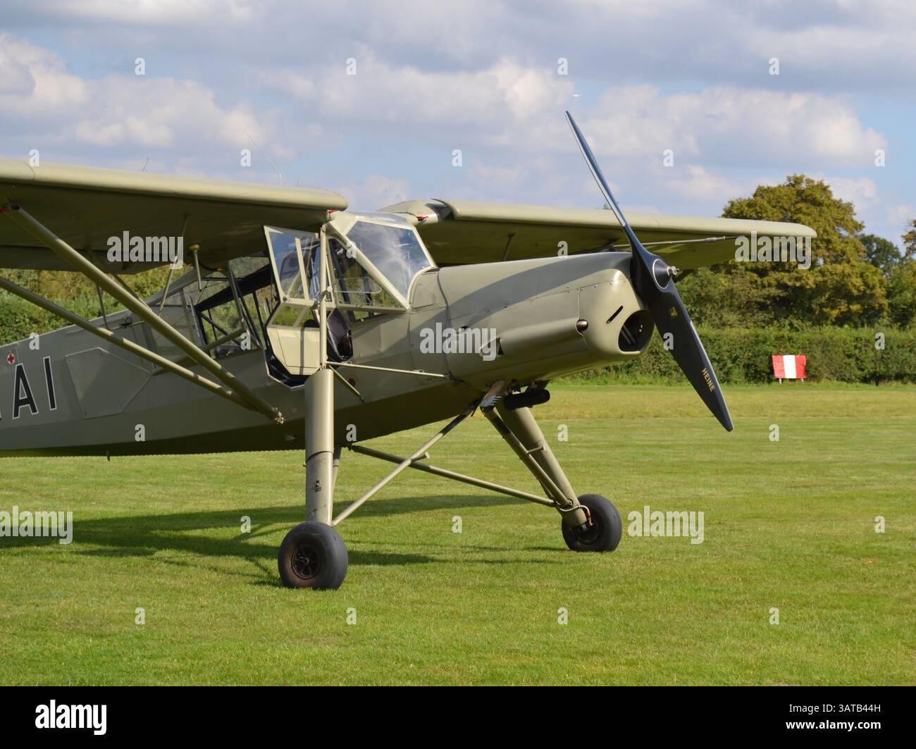 Aerei tedeschi della seconda guerra mondiale; un aereo di collegamento Fieseler Fi 156 Storch si trova sul campo d'aviazione di Old Warden, Bedfordshire, Regno Unito Foto Stock
