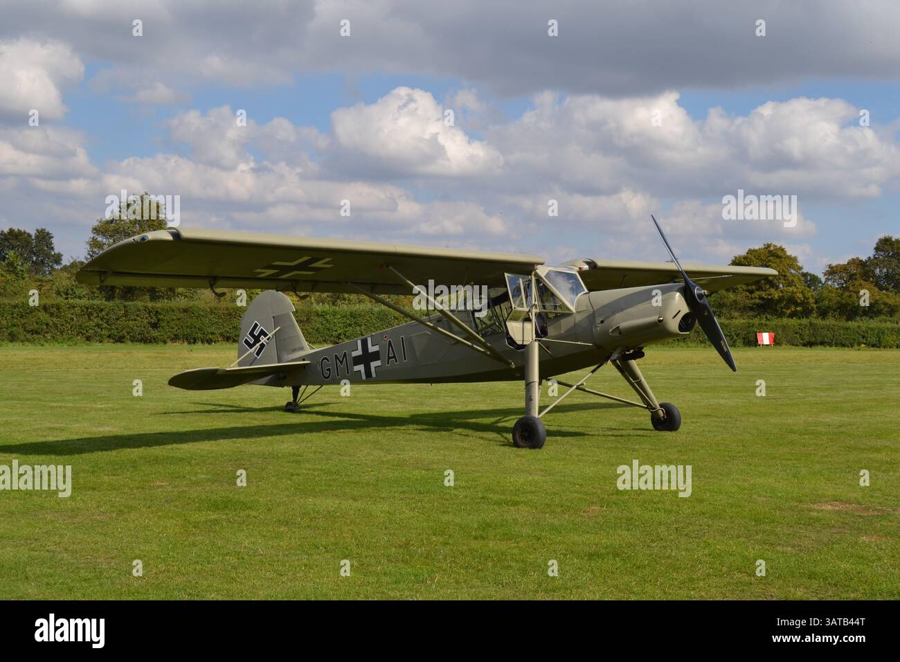 Aerei tedeschi della seconda guerra mondiale; un aereo di collegamento Fieseler Fi 156 Storch si trova sul campo d'aviazione di Old Warden, Bedfordshire, Regno Unito Foto Stock