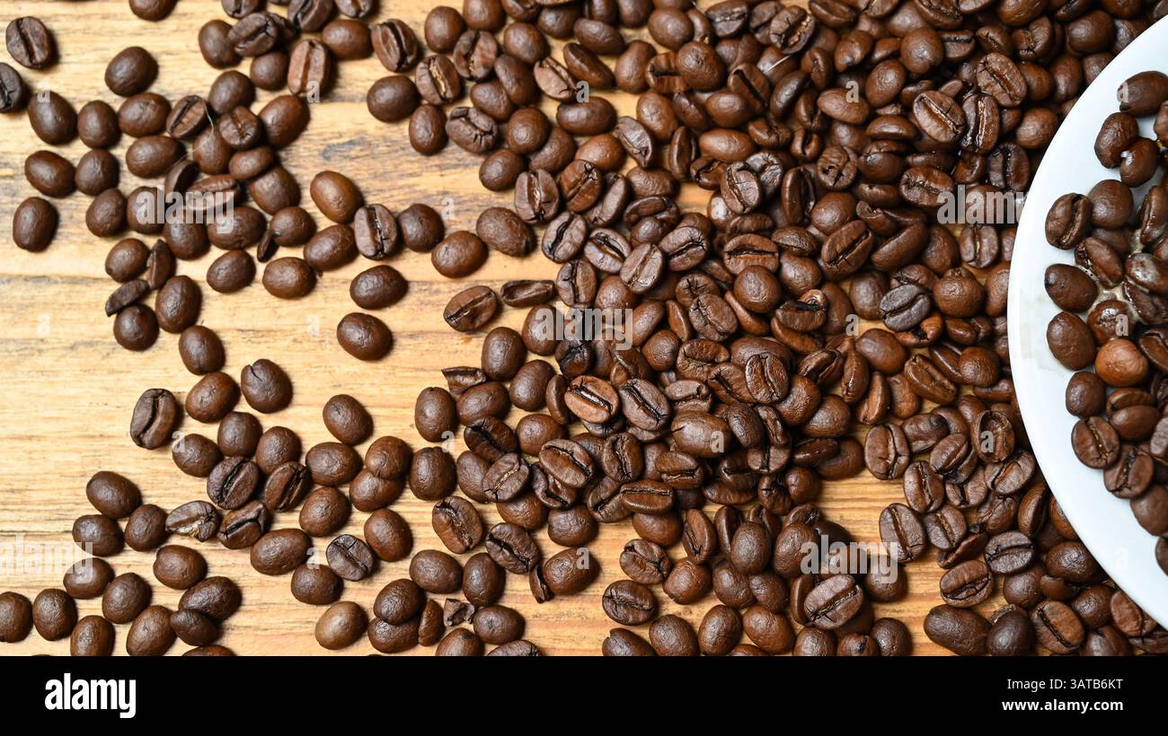Tazza espresso con chicchi di caffè e sacco di iuta su un tavolo da colazione in legno. Foto Stock