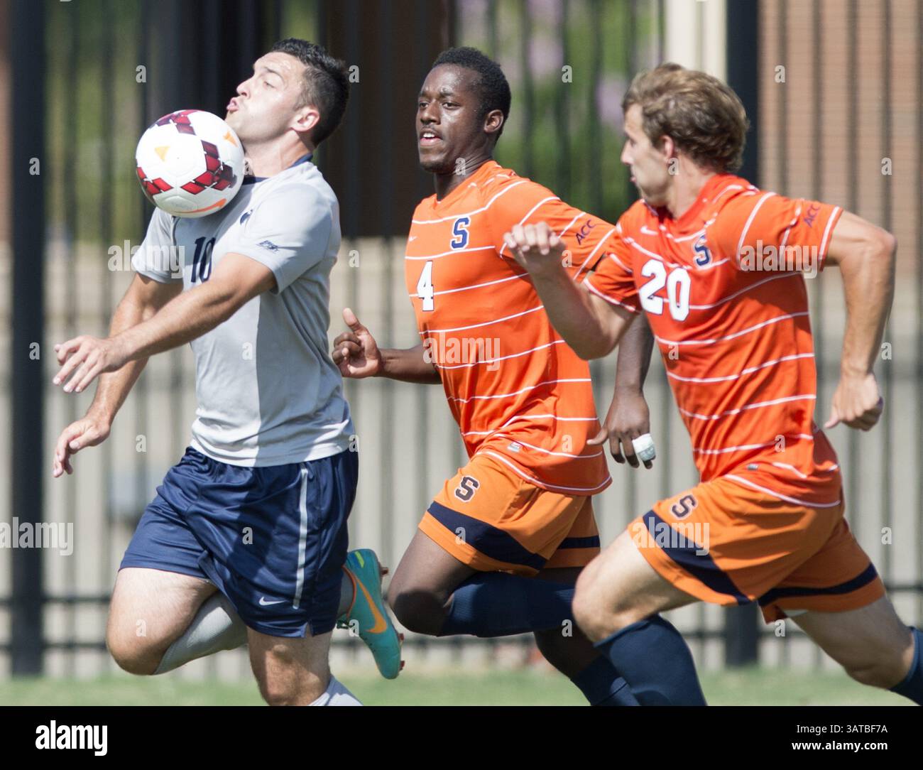 25 agosto 2013 - Washington, DC, USA - l'attaccante di Georgetown Brandon Allen (10) controlla la palla con il petto contro i difensori dei Syracuse Chris Makowski (20) e Jordan Murrell (4) durante l'azione del primo tempo in un match espositivo allo Shaw Field nel campus di Georgetown a Washington, D.C., domenica 25 agosto 2013. Syracuse sconfisse Georgetown, 3-1. (Immagine di credito: © Chuck Myers/MCT/ZUMAPRESS.com) Foto Stock