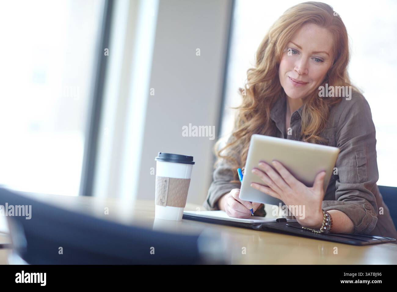 Documenti, lettura e firma di una donna con un tablet per e-mail, Internet o pianificare un lavoro nella carriera creativa. Analisi, idea e redattore della rivista Foto Stock