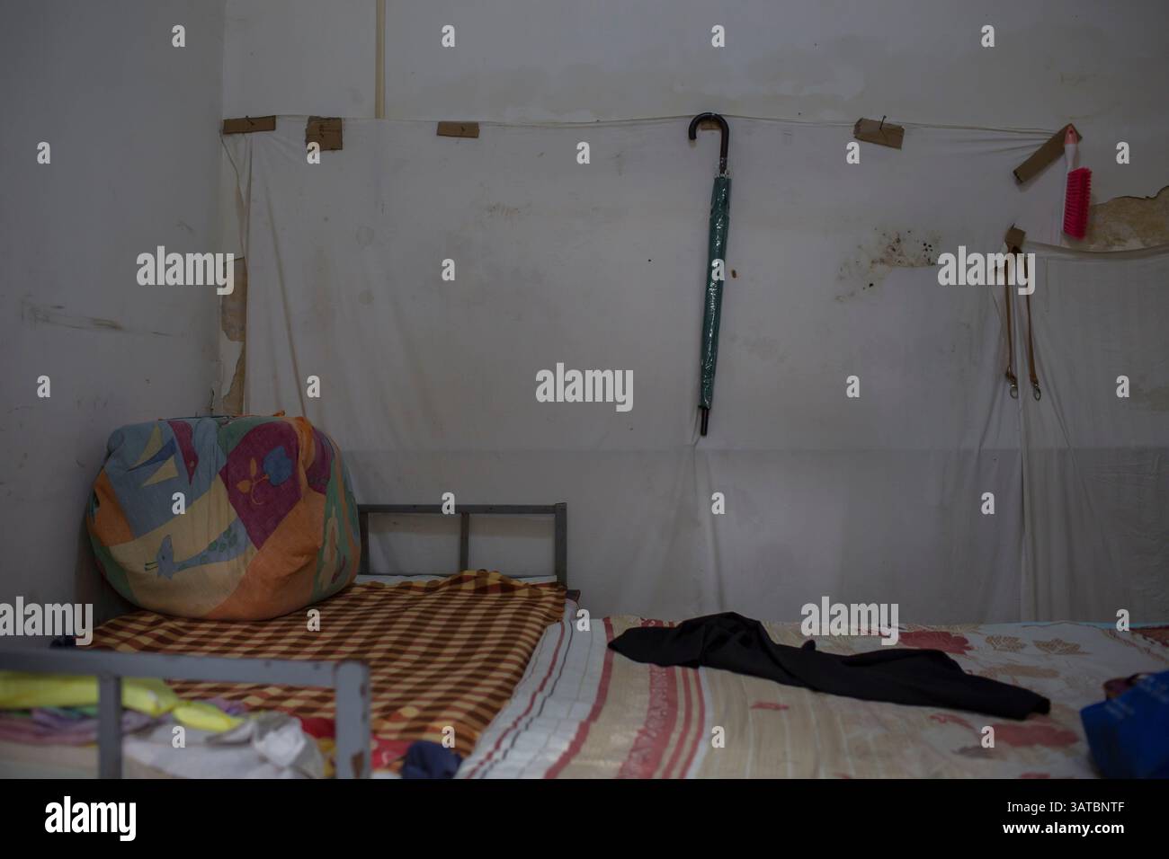 28 agosto 2013 - Pechino, Cina - a differenza di altri lavoratori migranti in Cina che lasciano anziani e bambini nella loro città natale senza nessuno per prendersi cura di loro, il lavoratore migrante Qingjin li ha 63 anni e ha tutta la sua famiglia. Lui e tutti i suoi familiari, lui stesso, sua moglie, suo figlio, la moglie del figlio, nipote e nipote, sono venuti a Pechino all'inizio del 2013 dalla provincia di Shanxi. Ora, vivono in Street of Beiheyan, distretto di Dongcheng, che è in fase di ristrutturazione dell'area e 4 adulti della famiglia stanno lavorando per costruirlo. La famiglia viveva temporaneamente in una dila Foto Stock