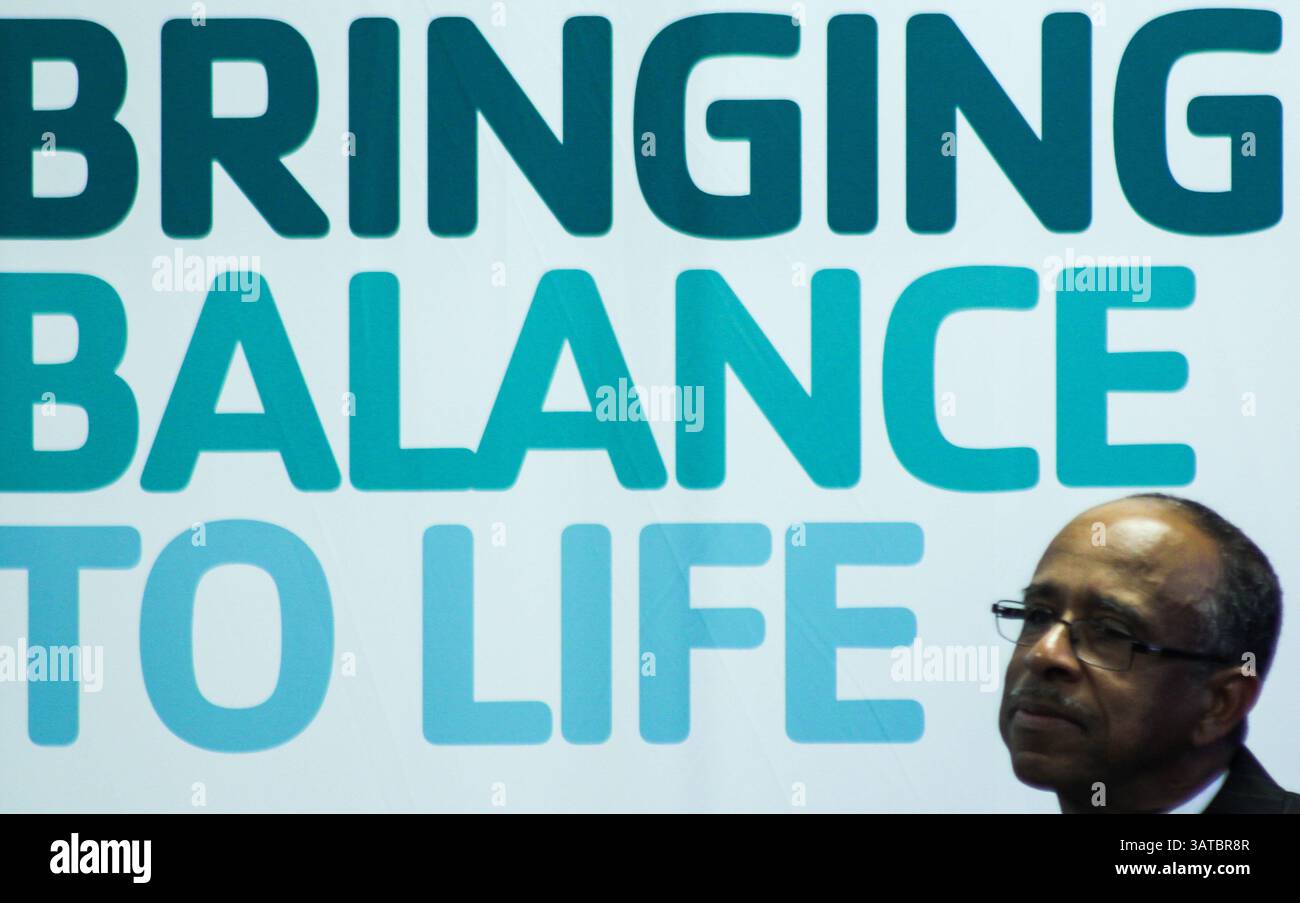 9 settembre 2013 - Wilmington, Delaware, Stati Uniti - il Dr. CECIL GORDON si rivolge al pubblico durante il calcio d'inizio della Brandywine Women's Health Associates implementazione del Affordable Care Act presso Walnut Street YMCA a Wilmington Delaware. Brandywine Women's Health Associates è una delle quattro organizzazioni comunitarie con cui lo stato ha stipulato un contratto per fornire una guida individuale ai Delawareani sul mercato, che contribuirà a fornire ai Delawareani non assicurati un maggiore accesso a cure sanitarie a prezzi accessibili. L'attuazione dell'Affordable Care Act inizierà il 1° ottobre 2013 con l'inizio della copertura assicurativa Foto Stock