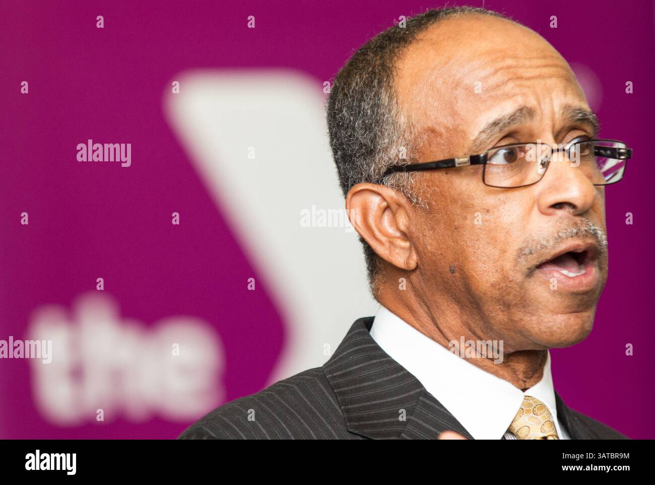 9 settembre 2013 - Wilmington, Delaware, Stati Uniti - il Dr. CECIL GORDON si rivolge al pubblico durante il calcio d'inizio della Brandywine Women's Health Associates implementazione del Affordable Care Act presso Walnut Street YMCA a Wilmington Delaware. Brandywine Women's Health Associates è una delle quattro organizzazioni comunitarie con cui lo stato ha stipulato un contratto per fornire una guida individuale ai Delawareani sul mercato, che contribuirà a fornire ai Delawareani non assicurati un maggiore accesso a cure sanitarie a prezzi accessibili. L'attuazione dell'Affordable Care Act inizierà il 1° ottobre 2013 con l'inizio della copertura assicurativa Foto Stock