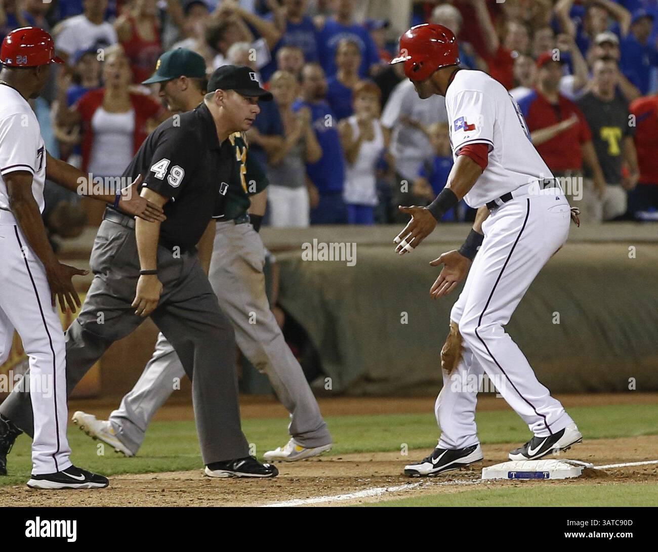 13 settembre 2013 - Arlington, Texas, USA - Alex Rios, Rios, dei Texas Rangers, a destra, iarguisce con l'arbitro Andy Fletcher dopo essere stato chiamato in terza base in azione contro gli Oakland Athletics nell'ottavo inning al Rangers Ballpark di Arlington venerdì 13 settembre 2013, ad Arlington, Texas. La A ha vinto, 9-8. (Immagine di credito: © Jim Cowsert/MCT/ZUMAPRESS.com) Foto Stock