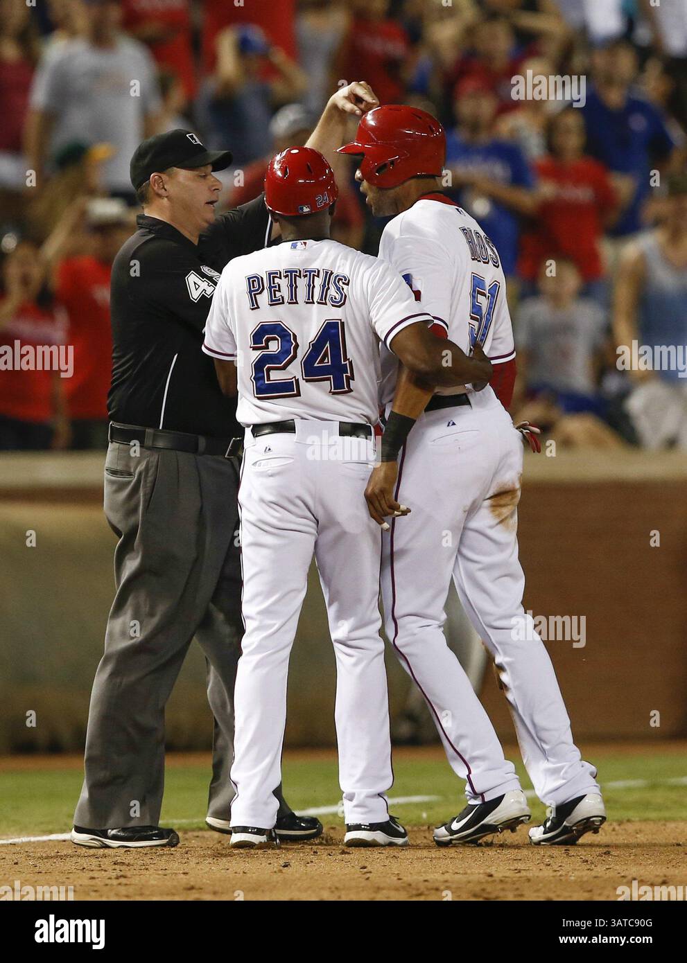 13 settembre 2013 - Arlington, Texas, USA - Alex Rios dei Texas Rangers, a destra, viene espulso dal gioco dall'arbitro Andy Fletcher dopo aver discusso una chiamata alla terza base in azione contro gli Oakland Athletics nell'ottavo inning al Rangers Ballpark di Arlington venerdì 13 settembre 2013, ad Arlington, Texas. La A ha vinto, 9-8. (Immagine di credito: © Jim Cowsert/MCT/ZUMAPRESS.com) Foto Stock