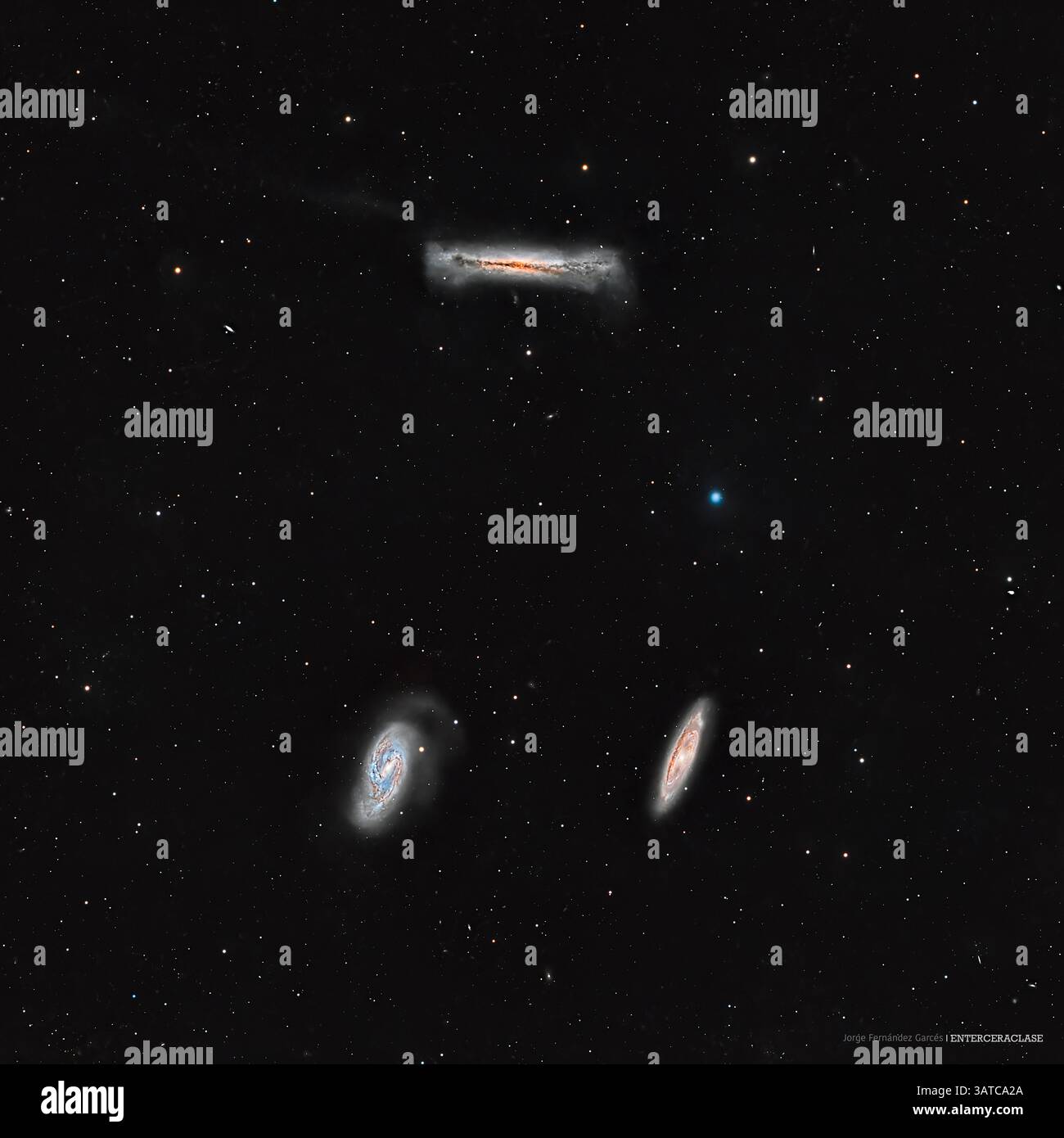 Le tre galassie che compongono il Leo Triplet, M66, M65 e NGC 3628, sono impegnate in un rimorchiatore gravitazionale di guerra, rendendolo un affascinante cielo profondo Foto Stock