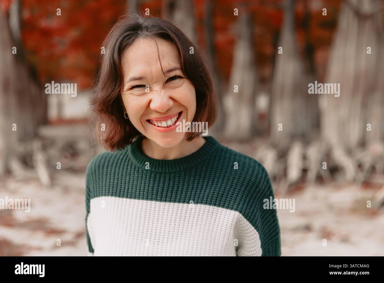Ritratto di donna sorridente nel parco autunnale. Donna elegante con emozioni felici Foto Stock
