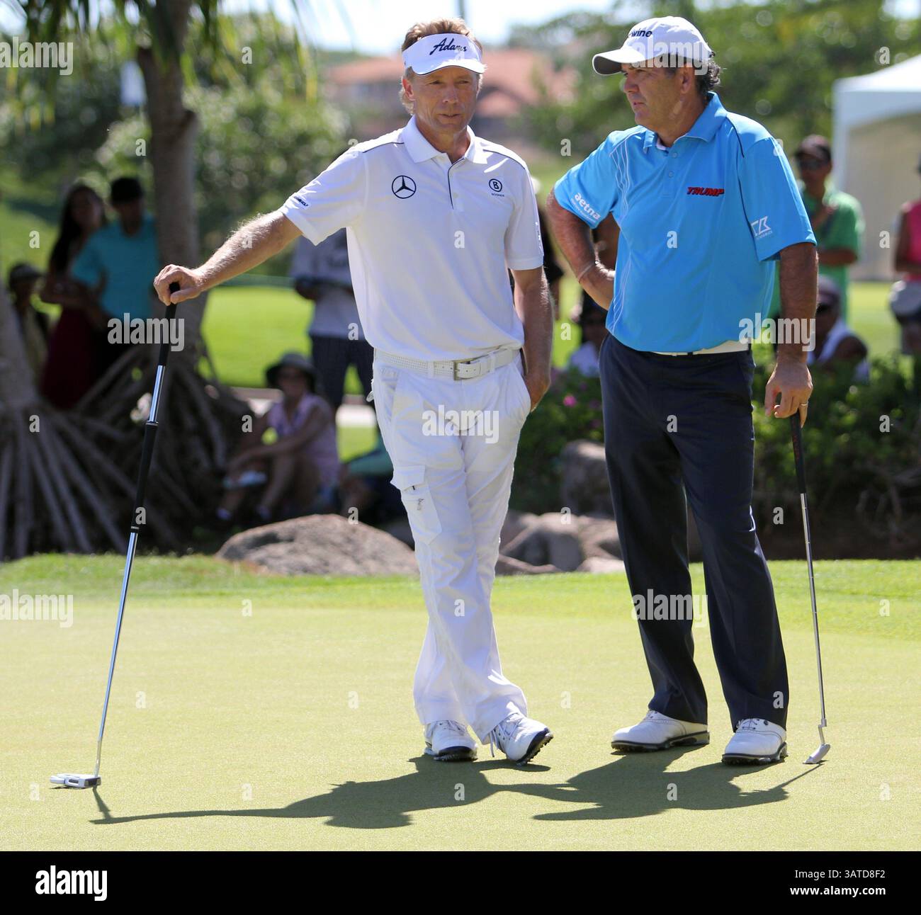 22 settembre 2013 - Kapolei, HI, USA - 22 settembre 2013 Kapolei, Hawaii - Bernhard Langer e David Frost chiacchierano sulla buca finale di un evento Champions Tour al Pacific Links Hawaii Chamionship al Kapolei Golf Club di Kapolei, Hawaii. (Immagine di credito: © Andrew Lee/Cal Sport Media/ZUMAPRESS.com) Foto Stock