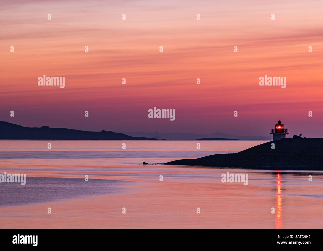 Alba alba colorato cielo rosa all'ingresso di Leith Harbour, Edimburgo, Scozia, Regno Unito Foto Stock