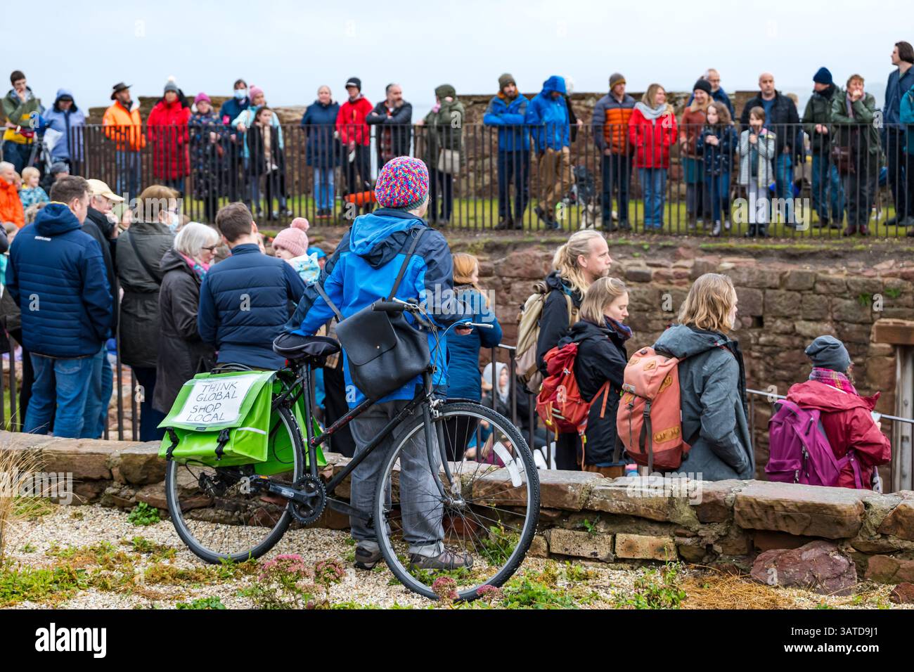 Le persone si riuniscono all'evento Cop26 Pilgrimage, Dunbar Battery, East Lothian, Scozia, Regno Unito Foto Stock