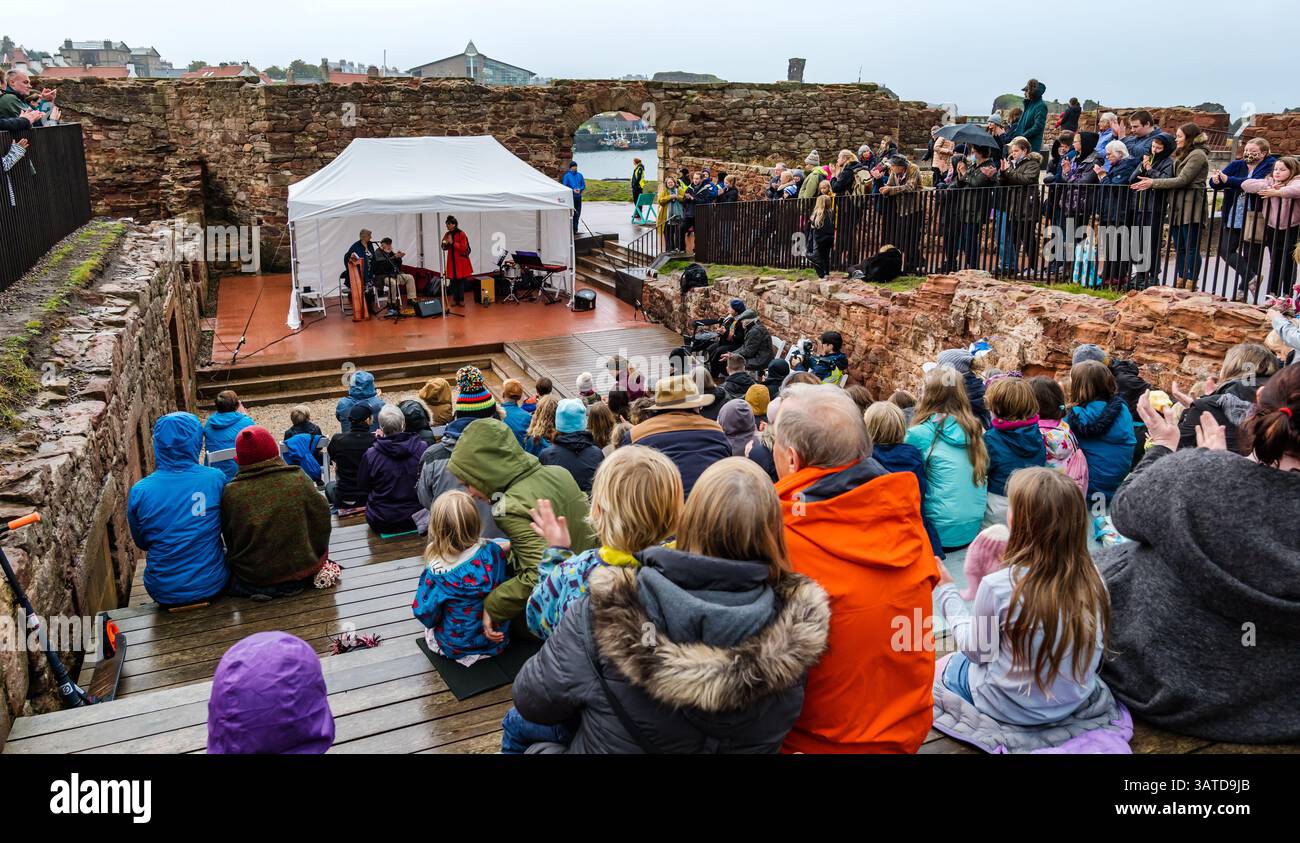 Le persone si riuniscono all'evento Cop26 Pilgrimage, Dunbar Battery, East Lothian, Scozia, Regno Unito Foto Stock